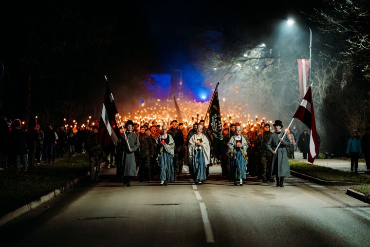 Lāčplēša dienas lāpu gājiens