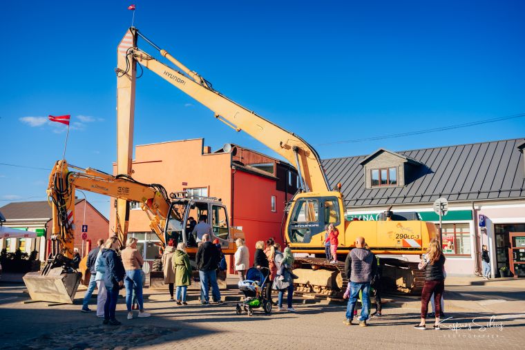 Jēkabpils varoņu godināšana un grupa Jumprava